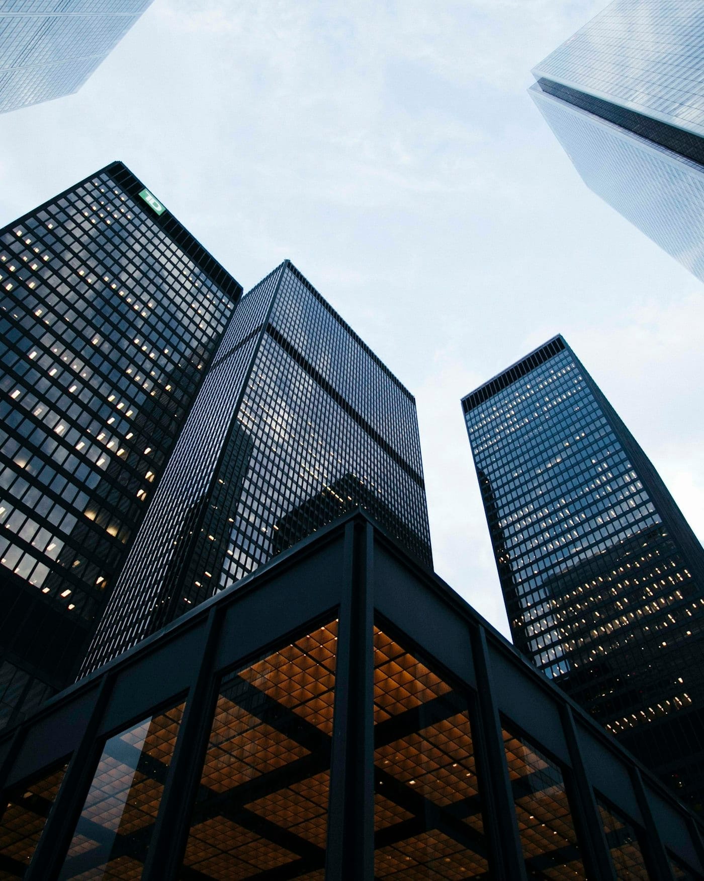 Glasfacade på en etageejendom spejlet i stille vand